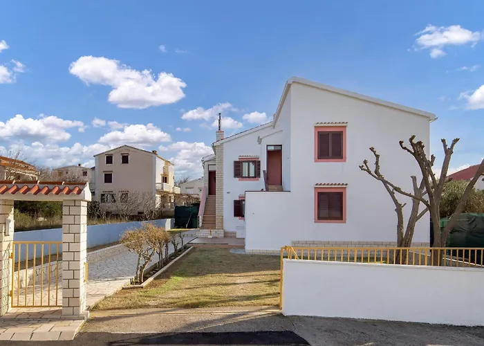 Amazing In Pag With Wifi Apartament